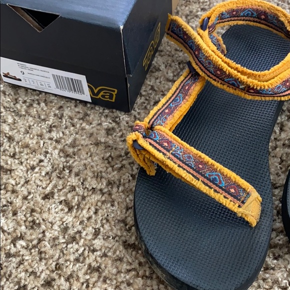 Teva Shoes - Teve yellow pattern